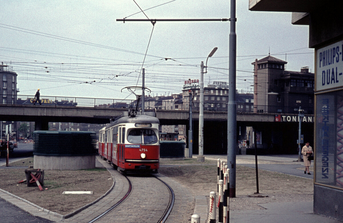 Wien Wiener Stadtwerke-Verkehrsbetriebe (WVB) SL 66 (E1 4754 (SGP 1971)) X, Favoriten, Südtiroler Platz / Laxenburger Straße am 2. Mai 1976. - Scan eines Diapositivs. Kamera: Leica CL.