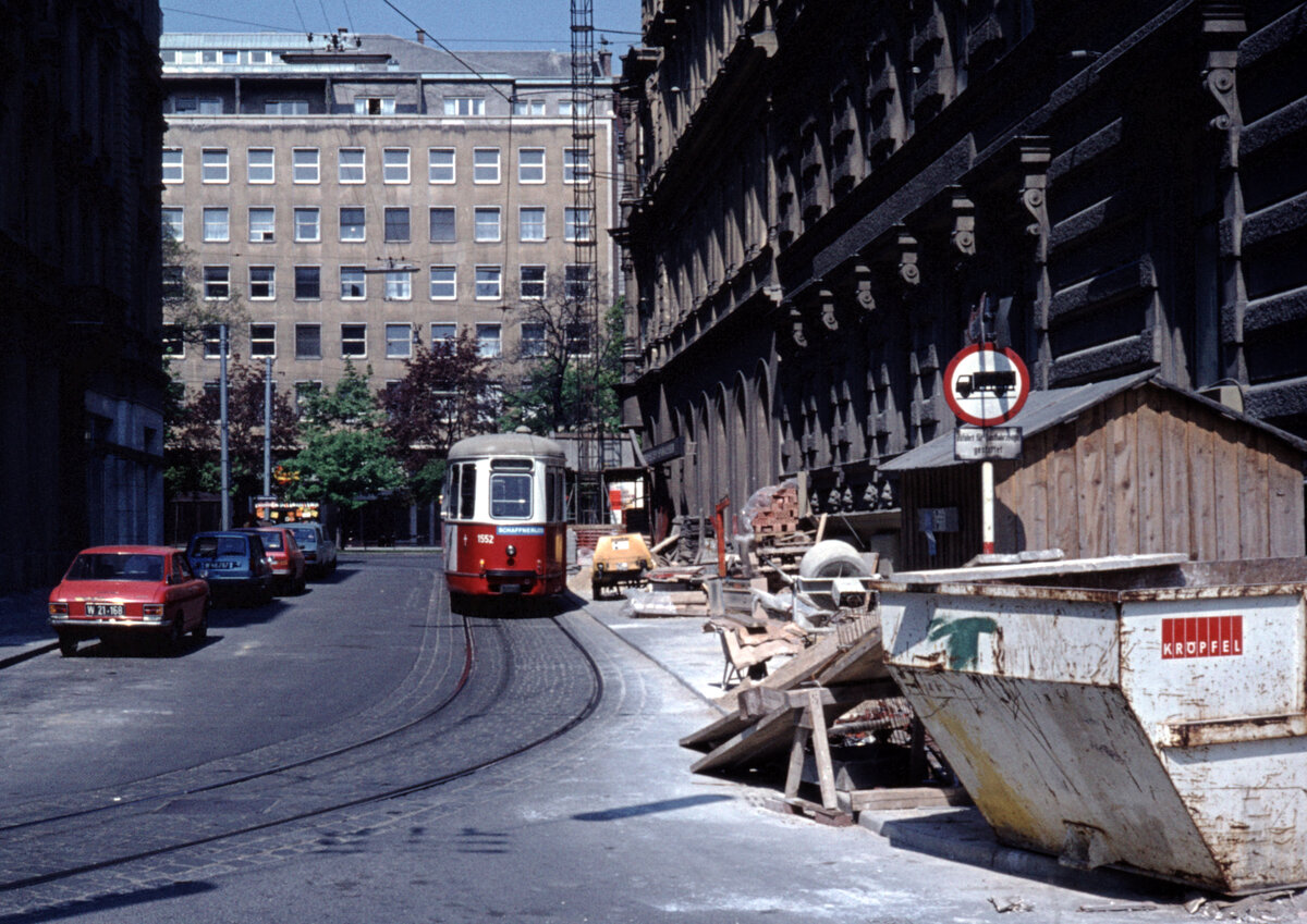 Wien Wiener Stadtwerke-Verkehrsbetriebe (WVB) SL 71 (c1 1552 (SGP 1959; ursprünglich: 1252)) I, Innere Stadt, Christinengasse am 2. Mai 1976. - Scan eines Diapositivs. Kamera: Leica CL.