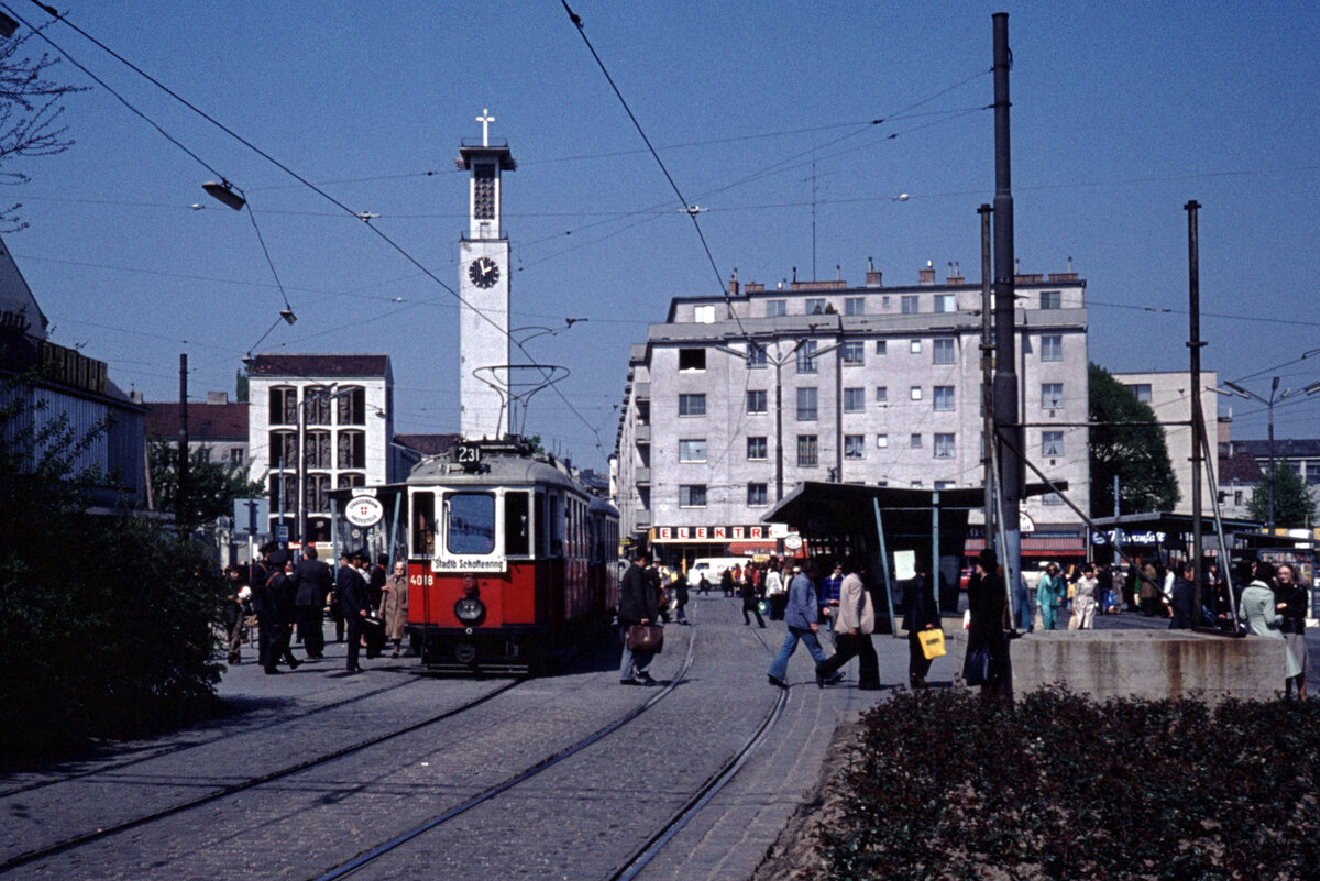 Wien Wiener Stadtwerke-Verkehrsbetriebe (WVB) SL 231 (M 4018 (Grazer Waggonfabrik 1927)) XXI, Floridsdorf, Franz-Jonas-Platz am 30. April 1976. - Scan eines Diapositivs. Kamera: Leica CL.
