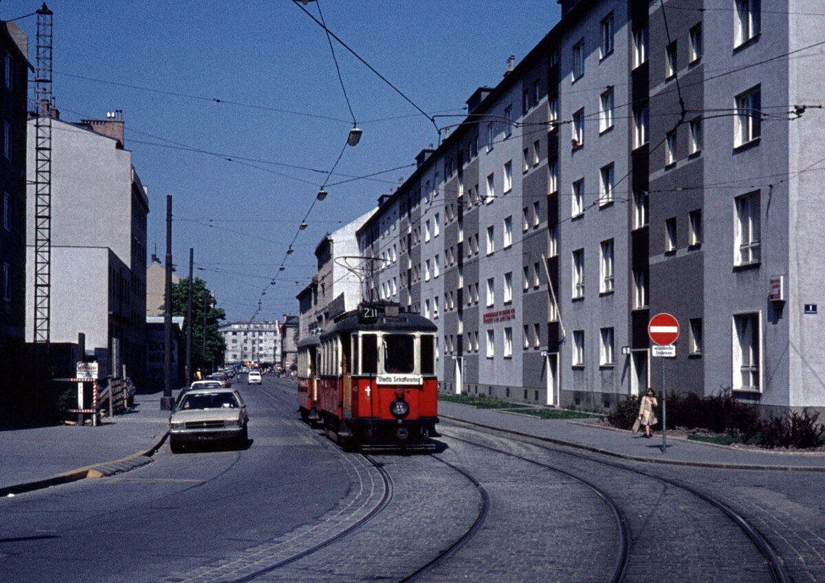 Wien Wiener Stadtwerke-Verkehrsbetriebe (WVB) SL 231 (M + m) XXI, Floridsdorf, Schöpfleuthnergasse am 30. April 1976. - Scan eines Diapositivs. Kamera: Leica CL.