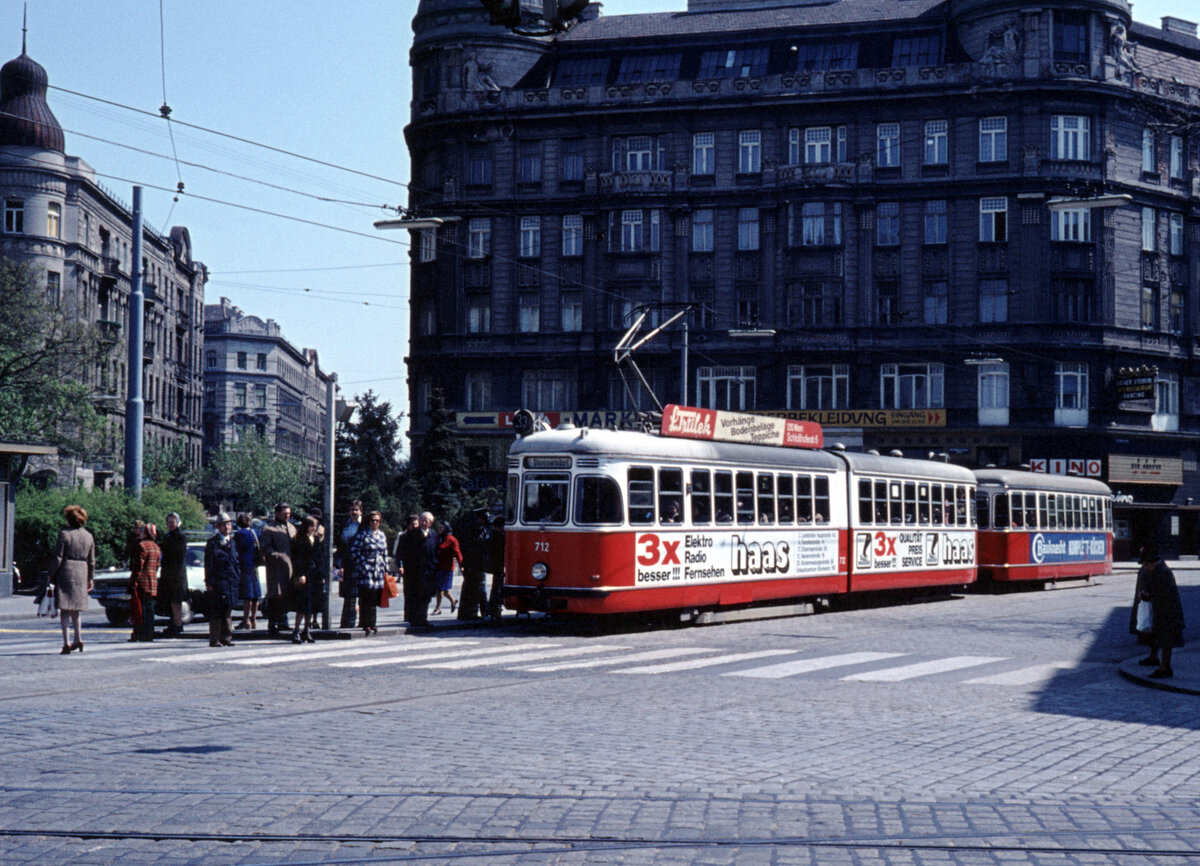 Wien Wiener Stadtwerke-Verkehrsbetriebe (WVB) SL 331 (F 712 (SGP 1963)) XX, Brigittenau, Wallensteinplatz am 30. April 1976. - Scan eines Diapositivs. Kamera: Leica CL.