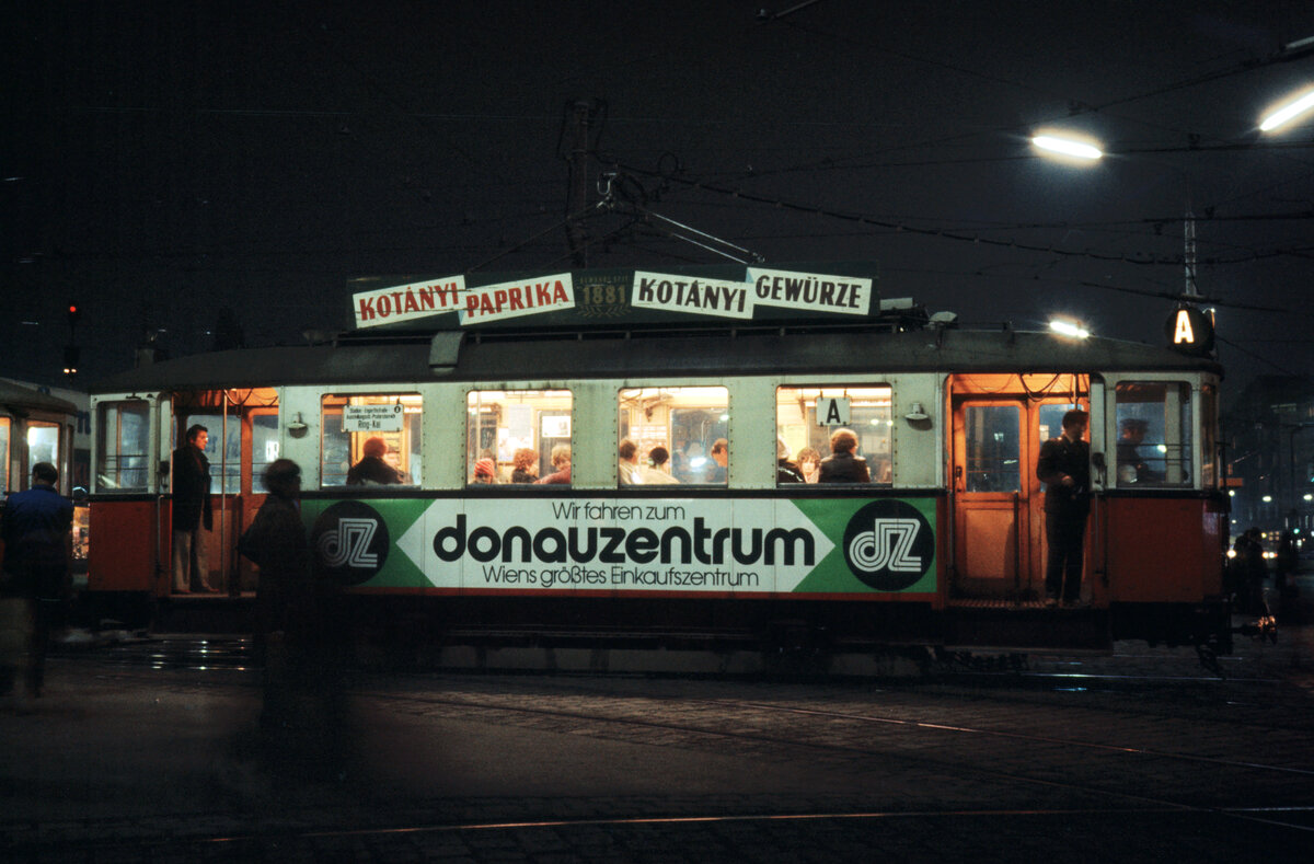 Wien Wiener Stadtwerke-Verkehrsbetriebe (WVB) SL A (M + m) II, Leopoldstadt, Praterstern am 2. November 1976. - Scan eines Diapositivs. Film: Kodak Ektachrome. Kamera: Leica CL.
