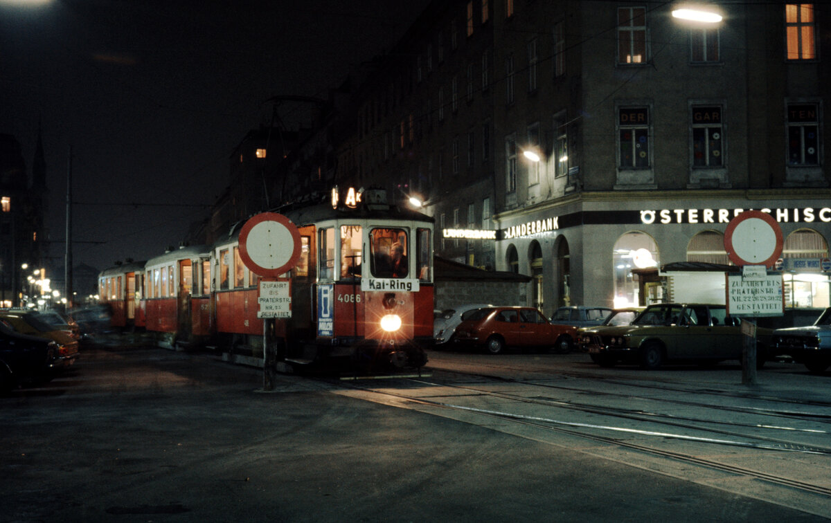 Wien Wiener Stadtwerke-Verkehrsbetriebe (WVB) SL AK (M 4086 (Lohnerwerke 1929)) II, Leopoldstadt, Praterstraße am 2. November 1976. - Scan eines Diapositivs. Film: Kodak Ektachrome. Kamera: Leica CL.
