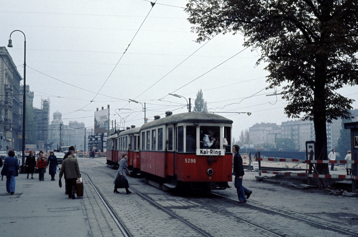 Wien Wiener Stadtwerke-Verkehrsbetriebe (WVB) SL AK (m3 5296 (Simmeringer Waggonfabrik 1928))) I, Innere Stadt, Franz-Josefs-Kai / Schottenring am 2. November 1976. . Scan eines Diapositivs. Film: Kodak Ektachrome. Kamera: Leica CL.