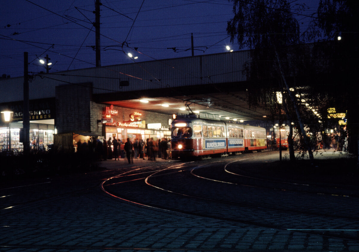 Wien Wiener Stadtwerke-Verkehrsbetriebe (WVB) SL B (E1 4735 (SGP 1971)) II, Leopoldstadt, Praterstern am 2. November 1976. - Scan eines Diapositivs. Film: Kodak Ektachrome. Kamera: Leica CL.