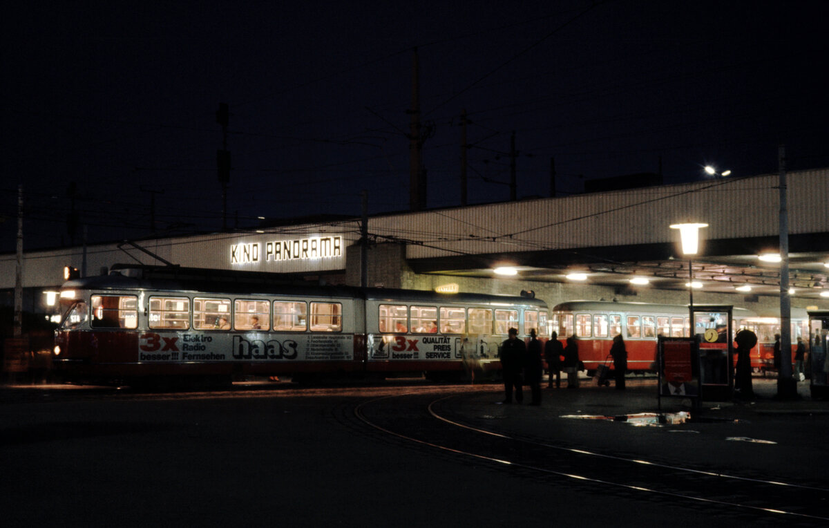 Wien Wiener Stadtwerke-Verkehrsbetriebe (WVB) SL B (E1 4732 (SGP 1971)) II, Leopoldstadt, Praterstern am 2. November 1976. - Scan eines Diapositivs. Film: Kodak Ektachrome. Kamera: Leica CL.