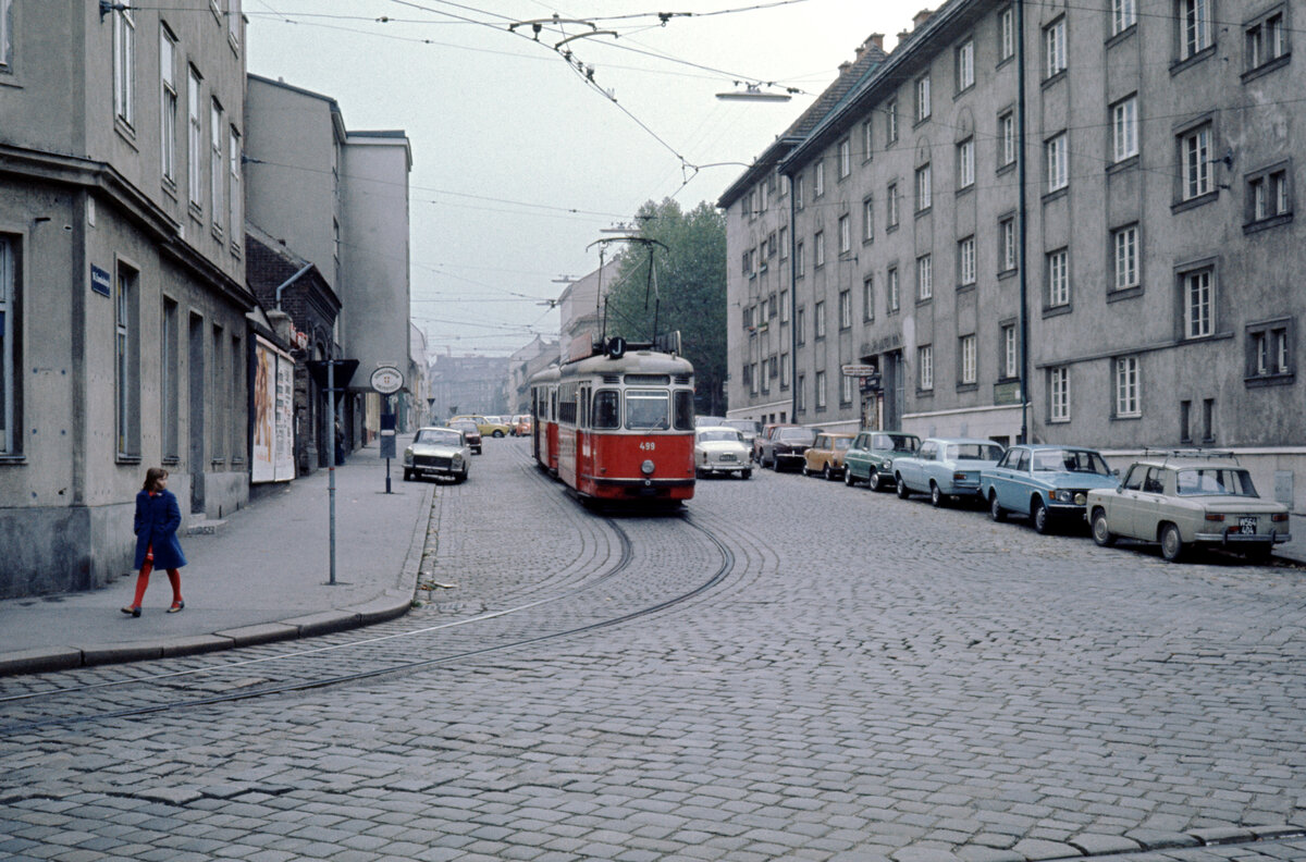 Wien Wiener Stadtwerke-Verkehrsbetriebe (WVB) SL J (L3 499 (Lohnerwerke 1960)) XVI, Ottakring, Enenkelstraße / Ottakringer Straße am 1. November 1976. - Scan eines Diapositivs. Film: Kodak Ektachrome. Kamera: Leica CL.