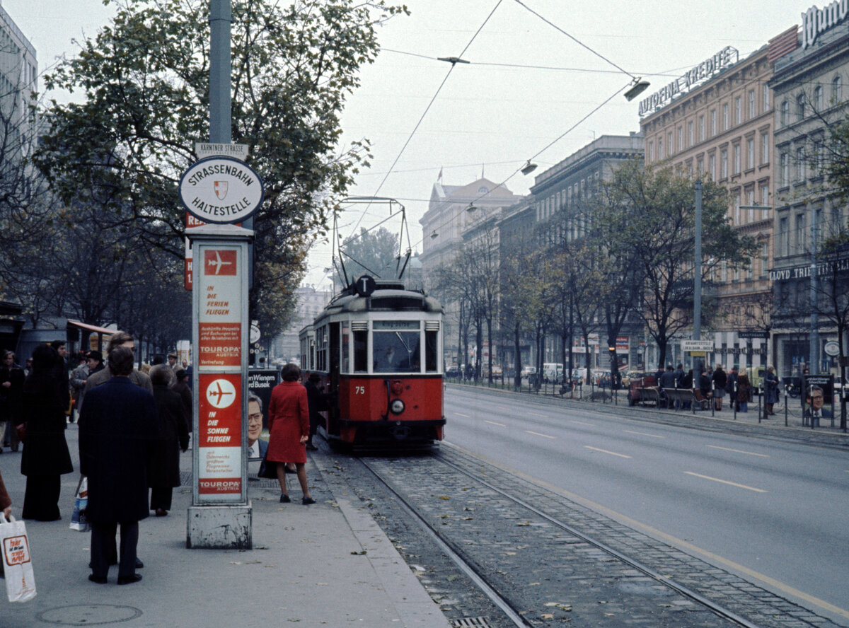 Wien Wiener Stadtwerke-Verkehrsbetriebe (WVB) SL T (B 75 (SGP 1951)) I, Innere Stadt, Kärntner Ring / Kärntner Straße am 2. November 1976. - Scan eines Diapositivs. Film: Kodak Ektachrome. Kamera: Leica CL.
