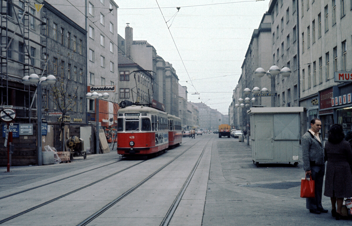 Wien Wiener Stadtwerke-Verkehrsbetriebe (WVB) SL 6 (T2 426 (Lohnerwerke 1956)) X, Favoriten, Quellenstraße am 2. November 1976. - Scan eines Diapositivs. Film: Kodak Ektachrome. Kamera: Leica CL.