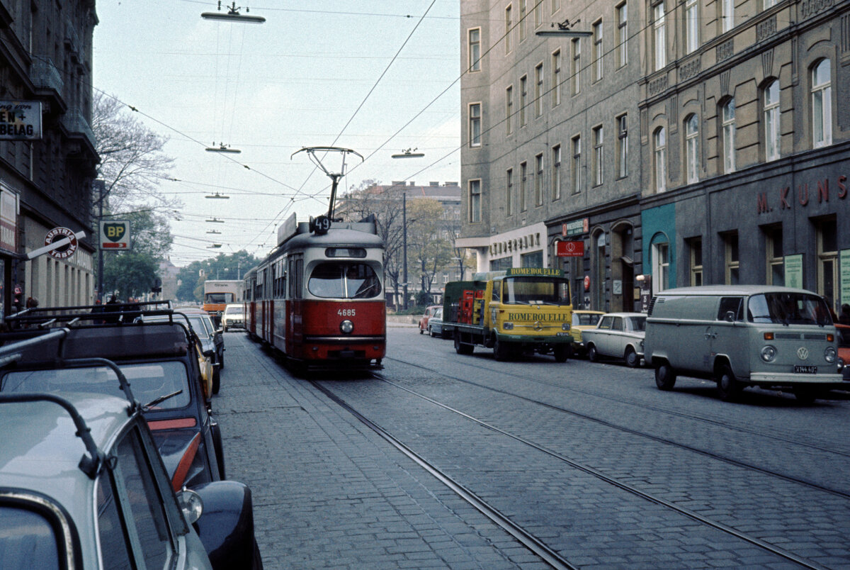Wien Wiener Stadtwerke-Verkehrsbetriebe (WVB) SL 49 (E1 4685 (SGP 1968)) VII, Neubau, Westbahnstraße (zwischen Urban-Loritz-Platz und Kaiserstraße) am 3. November 1976. - Scan eines Diapositivs. Film: Kodak Ektachrome. Kamera: Leica CL.