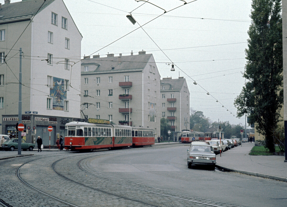 Wien Wiener Stadtwerke-Verkehrsbetriebe (WVB) SL 132 (F 730 (SGP 1964)) XXI, Floridsdorf, Matthäus-Jiszda-Straße am 2. November 1976. - Scan eines Diapositivs. Film: Kodak Ektachrome. Kamera: Leica CL.