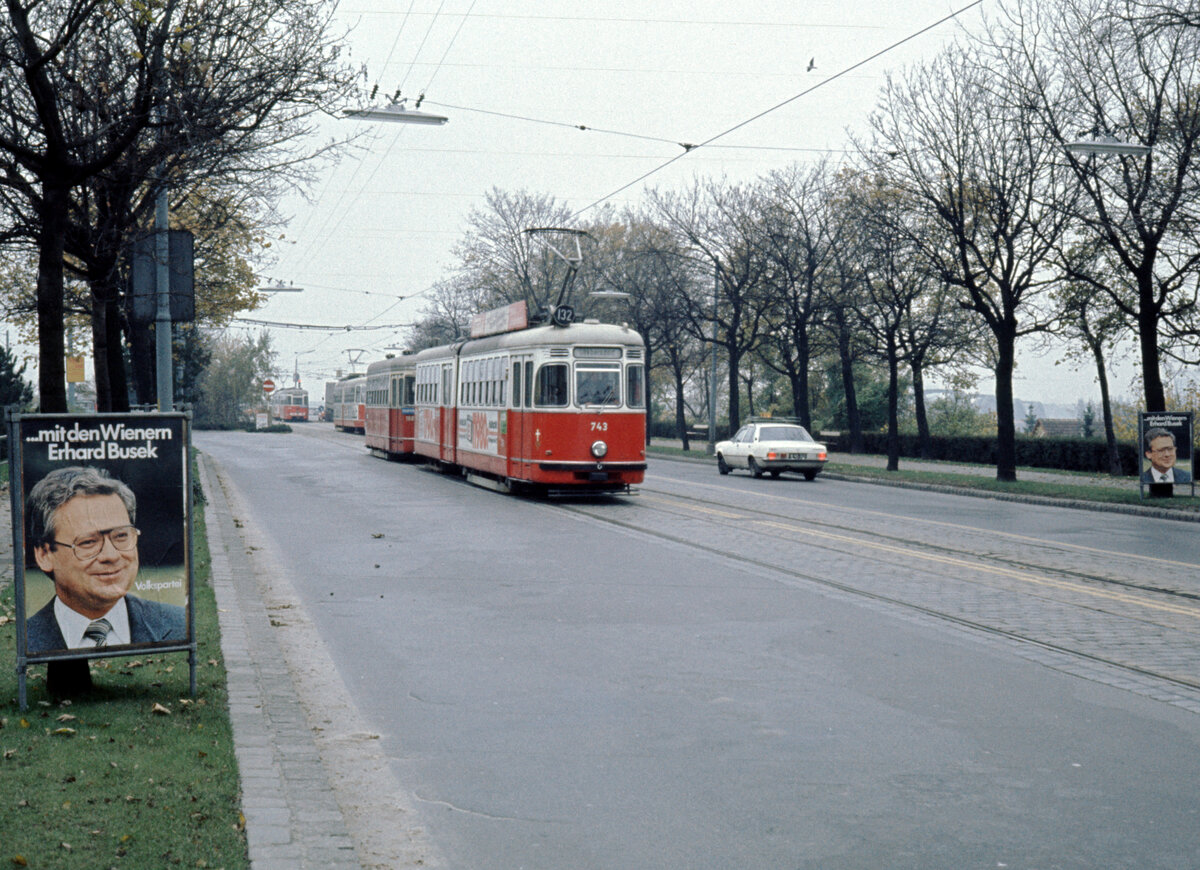 Wien Wiener Stadtwerke-Verkehrsbetriebe (WVB) SL 132 (F 743 (SGP 1964)) XXI, Floridsdorf, Floridsdorfer Hauptstraße am 2. November 1976. - Scan eines Diapositivs. Film: Kodak Ektachrome. Kamera: Leica CL.