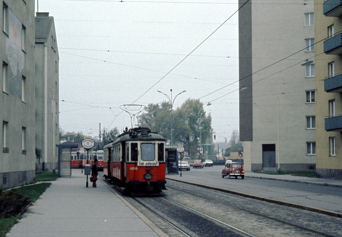 Wien Wiener Stadtwerke-Verkehrsbetriebe (WVB) SL 231 (M 4006 (Grazer Waggonfabrik 1927)) XXI, Floridsdorf, Matthäus-Jiszda-Straße / Floridsdorfer Hauptstraße am 2. November 1976. - Scan eines Diapositivs. Film: Kodak Ektachrome. Kamera: Leica CL.
