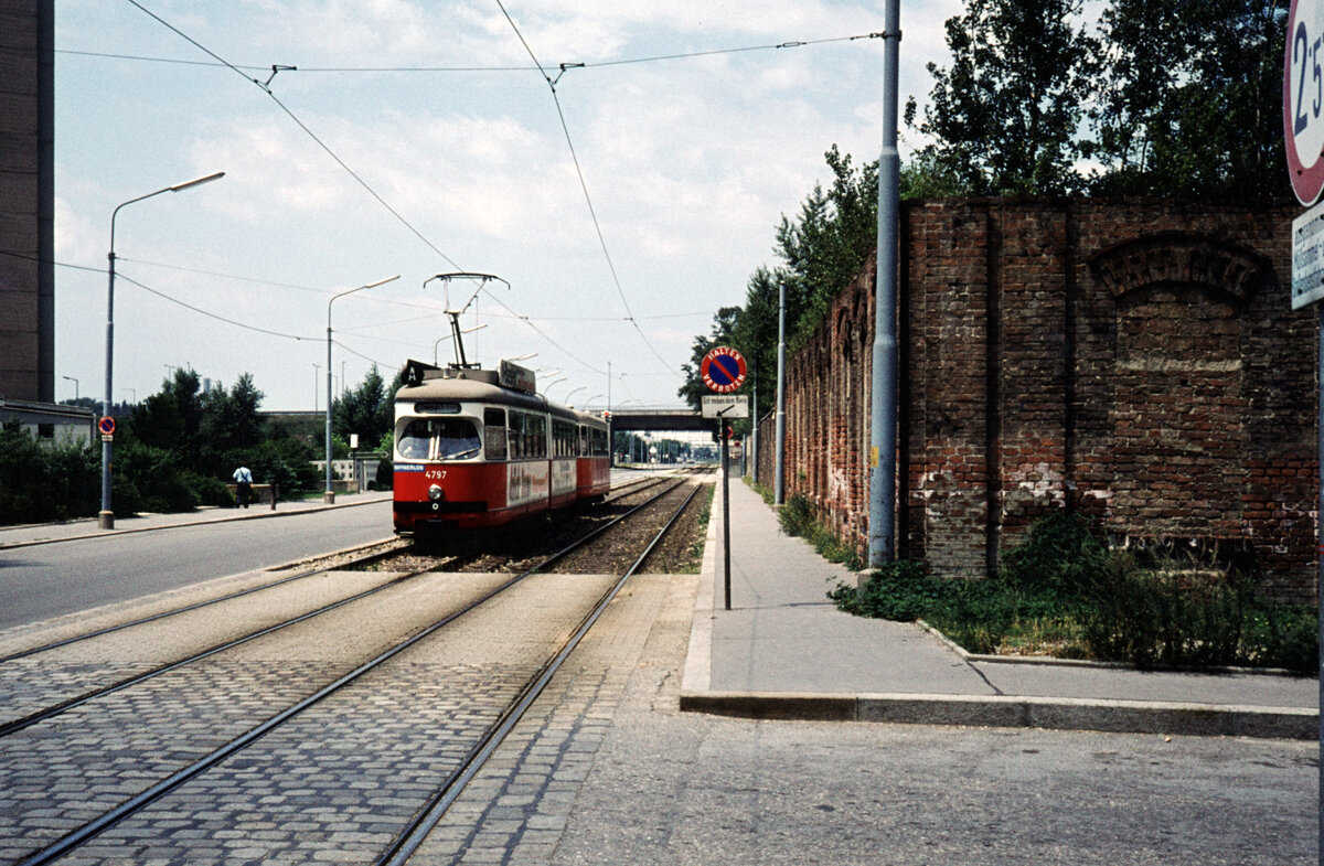Wien Wiener Stadtwerke-Verkehrsbetriebe (WVB) SL A (E1 4797 (SGP 1973)) II, Leopoldstadt, Wehlistraße im Juli 1977. - Scan eines Diapositivs. Kamera: Leica CL.