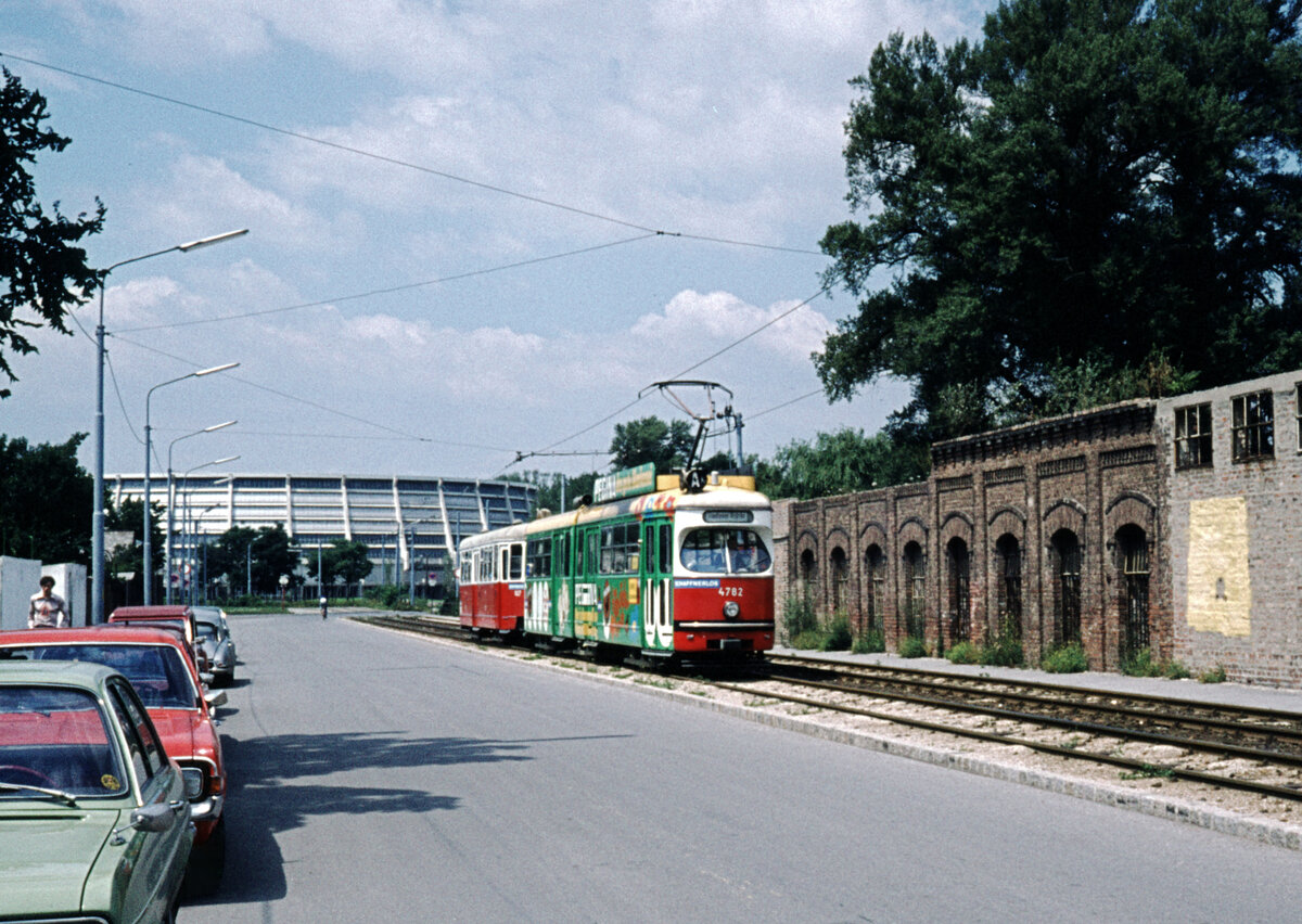 Wien Wiener Stadtwerke-Verkehrsbetriebe (WVB) SL AK (E1 4782 (SGP 1972)) II, Leopoldstadt, Wehlistraße im Juli 1977. - Im Hintergrund liegt das Hallenstadion. - Scan eines Diapositivs. Kamera: Leica CL.
