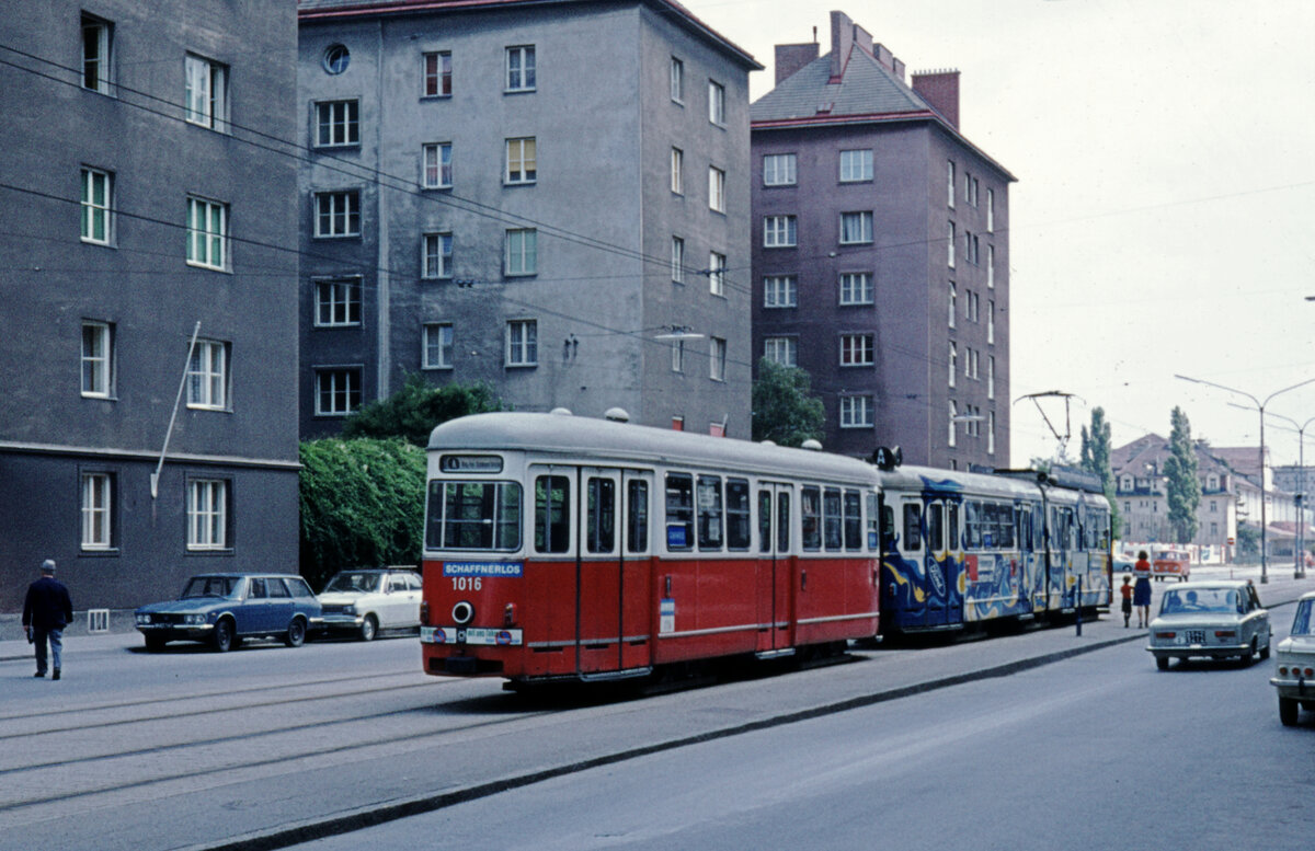 Wien Wiener Stadtwerke-Verkehrsbetriebe (WVB) SL A (c2 1016 (Lohnerwerke 1955)) II, Leopoldstadt, Engerthstraße / Sturgasse im Juli 1977. - Scan eines Diapositivs. Kamera: Leica CL.