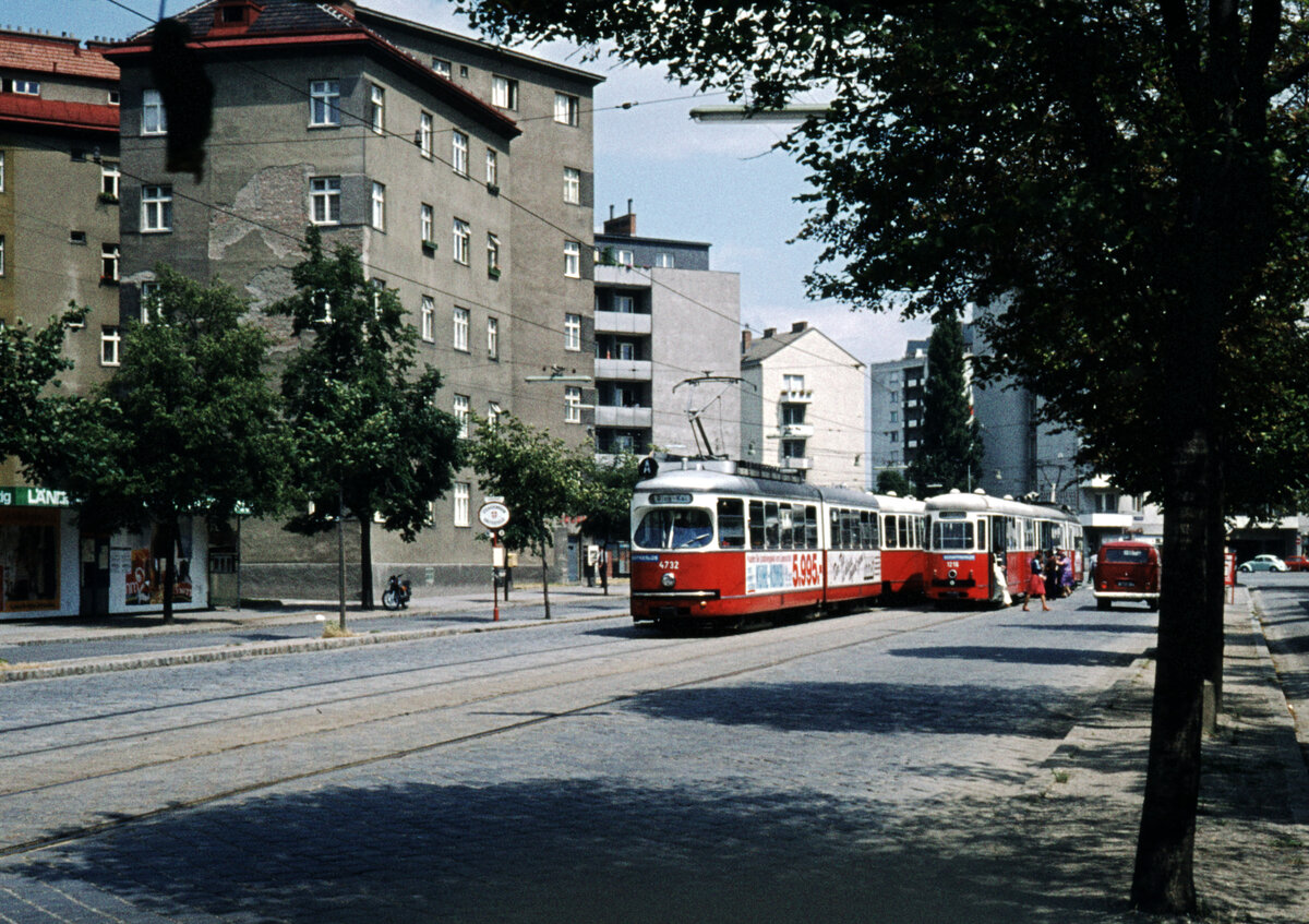 Wien Wiener Stadtwerke-Verkehrsbetriebe (WVB) SL A (E1 4712 (SGP 1969) / c3 1216 (Lohnerwerke 1961)) II, Leopoldstadt, Ausstellungsstraße / Elderschplatz im Juli 1977. - Scan eines Diapositivs. Kamera: Leica CL.