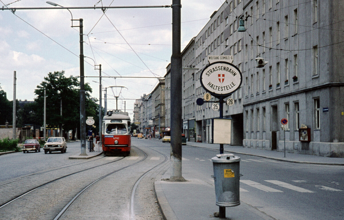 Wien Wiener Stadtwerke-Verkehrsbetriebe (WVB) SL BK (E1 4792 (SGP 1972)) II, Leopoldstadt, Lassallestraße / Wolfgang-Schmälzl-Gasse im Juli 1977. - Scan eines Diapositivs. Kamera: Leica CL.