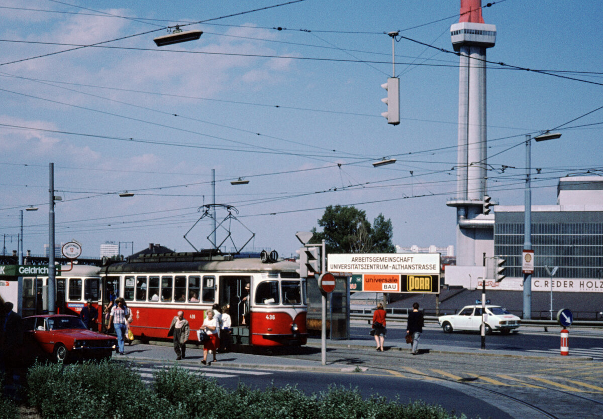 Wien Wiener Stadtwerke-Verkehrsbetriebe (WVB) SL D (T2 436 (Lohnerwerke 1956; Umbau aus T 436)) XIX, Döbling, Oberdöbling, Liechtenwerder Platz im Juli 1977. - Scan eines Diapositivs. Kamera: Leica CL.