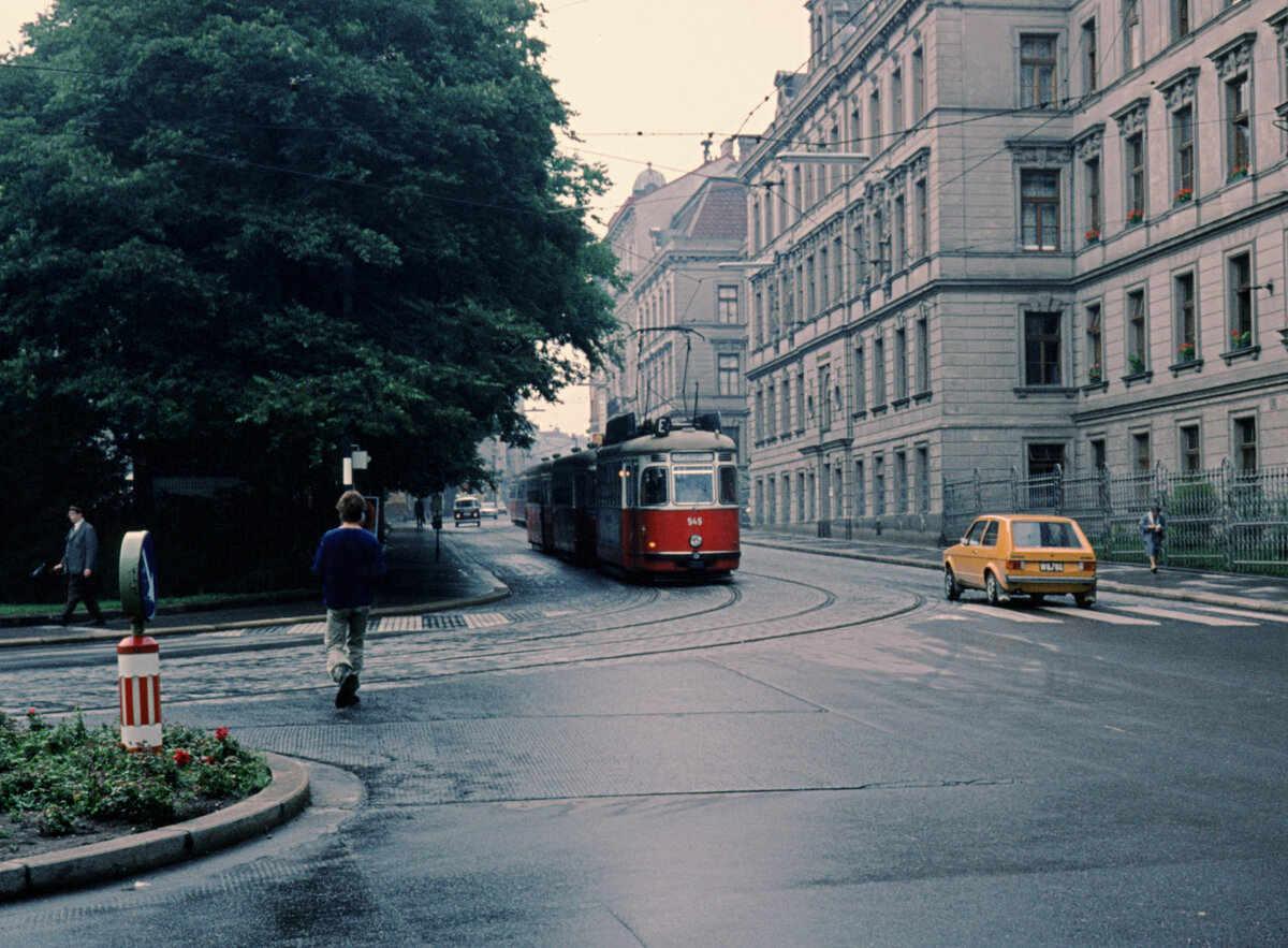 Wien Wiener Stadtwerke-Verkehrsbetriebe (WVB) SL E2 (L(4) 545 (SGP 1961)) XVIII, Währing, Aumannplatz im Juli 1977. - Scan eines Diapositivs. Kamera: Leica CL.