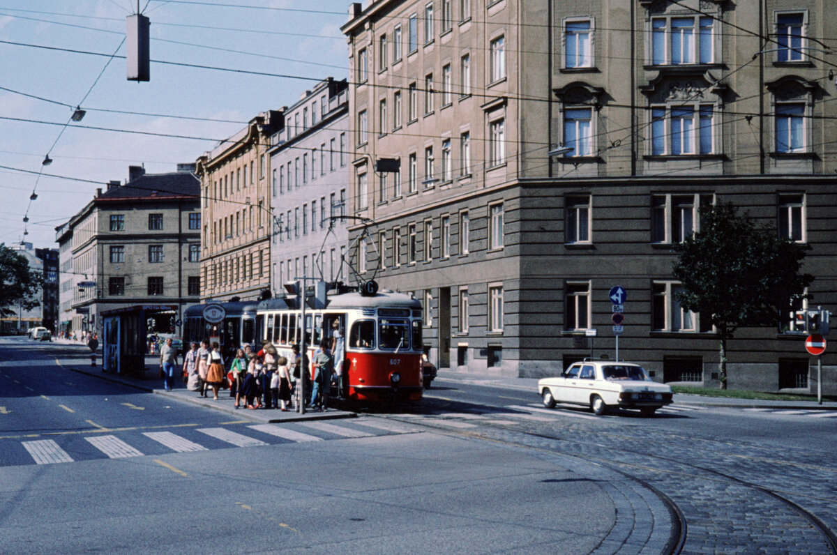 Wien Wiener Stadtwerke-Verkehrsbetriebe (WVB) SL G2 (L4 607 (SGP 1962)) XIX, Döbling, Döblinger Hauptstraße / Währinger Gürtel im Juli 1977. - Scan eines Diapositivs. Kamera: Leica CL.