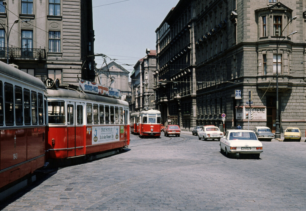 Wien Wiener Stadtwerke-Verkehrsbetriebe (WVB) SL G2 (L4 605 / L4 593 (SGP 1962 bzw. 1961)) IX, Alsergrund, Universitätsstraße / Garnisongasse im Juli 1977. - Scan eines Diapositivs. Kamera: Leica CL.