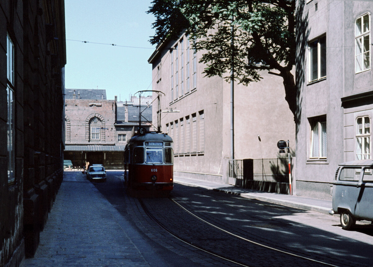 Wien Wiener Stadtwerke-Verkehrsbetriebe (WVB) SL G2 (L4 606 (SGP 1962)) III, Landstraße, Kolonitzgasse im Juli 1977. - Scan eines Diapositivs. Kamera: Leica CL.