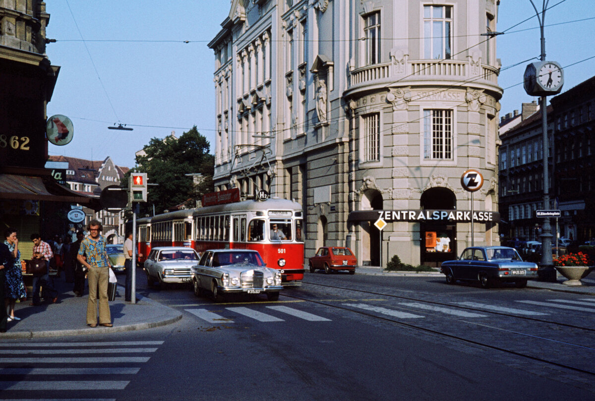 Wien Wiener Stadtwerke-Verkehrsbetriebe (WVB) SL H2 (L(4) 501 (SGP 1960)) XVII, Hernals, Jörgerstraße / Elterleinplatz im Juli 1977. - Scan eines Diapositivs. Kamera: Leica CL.