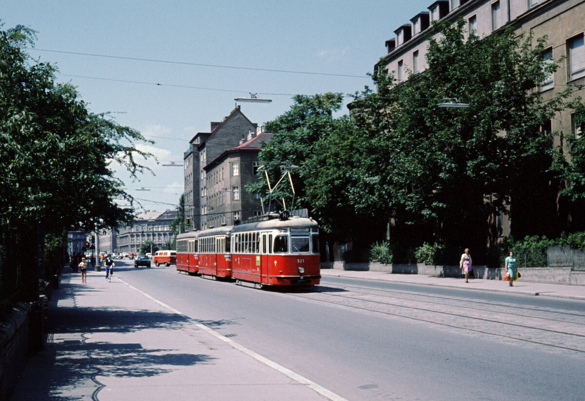 Wien Wiener Stadtwerke-Verkehrsbetriebe (WVB) SL H2 (L(4) 521 (SGP 1960) + l 1742 + l 172x (beide Bw: Karrosseriefabrik Gräf & Stift 1960)) II, Leopoldstadt, Wittelsbachstraße im Juli 1977. - Scan eines Diapositivs. Kamera: Leica CL.
