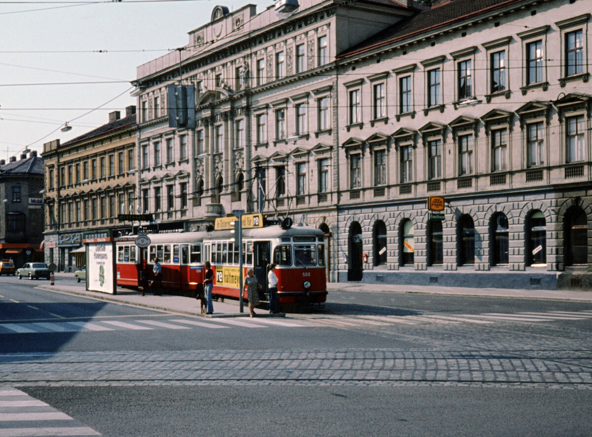 Wien Wiener Stadtwerke-Verkehrsbetriebe (WVB) SL J (L3 500 (Lohnerwerke 1960)) XVI, Ottakring, Ottakringer Straße / Johann-Nepomuk-Berger-Platz im Juli 1977. - Scan eines Diapositivs. Kamera: Leica CL.