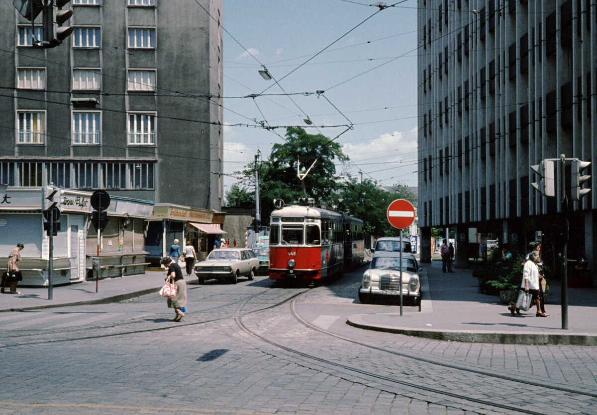 Wien Wiener Stadtwerke-Verkehrsbetriebe (WVB) SL J (T2 448 (Lohnerwerke 1955; Umbau aus T 419)) III, Landstraße, Erdbergstraße / Landstraßer Hauptstraße im Juli 1977. - Scan eines Diapositivs. Kamera: Leica CL.