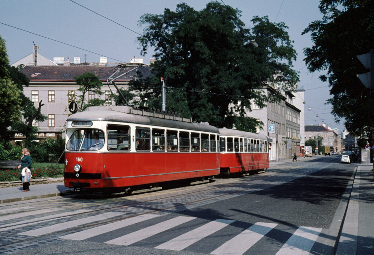 Wien Wiener Stadtwerke-Verkehrsbetriebe (WVB) SL J (C3 160 (Lohnerwerke 1967)) XVI, Ottakring, Johann-Nepomuk-Berger-Platz im Juli 1977. - Scan eines Diapositivs. Kamera: Leica CL.