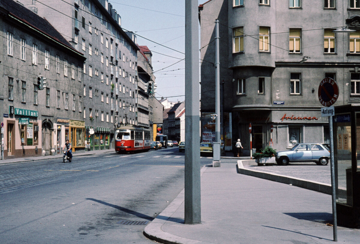 Wien Wiener Stadtwerke-Verkehrsbetriebe (WVB) SL O (E1 4768 (SGP 1971)) III, Landstraße, Ungargasse / Sechskrügelgasse im Juli 1977. - Scan eines Diapositivs.