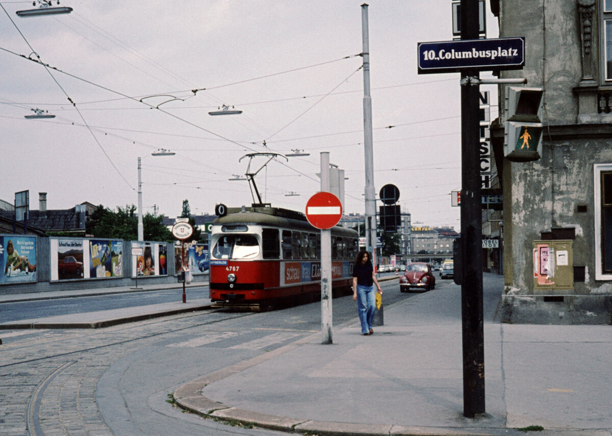 Wien Wiener Stadtwerke-Verkehrsbetriebe (WVB) SL O (E1 4767 (SGP 1971)) X, Favoriten, Laxenburger Straße / Columbusplatz im Juli 1977. - Scan eines Diapositivs. Kamera: Leica CL.