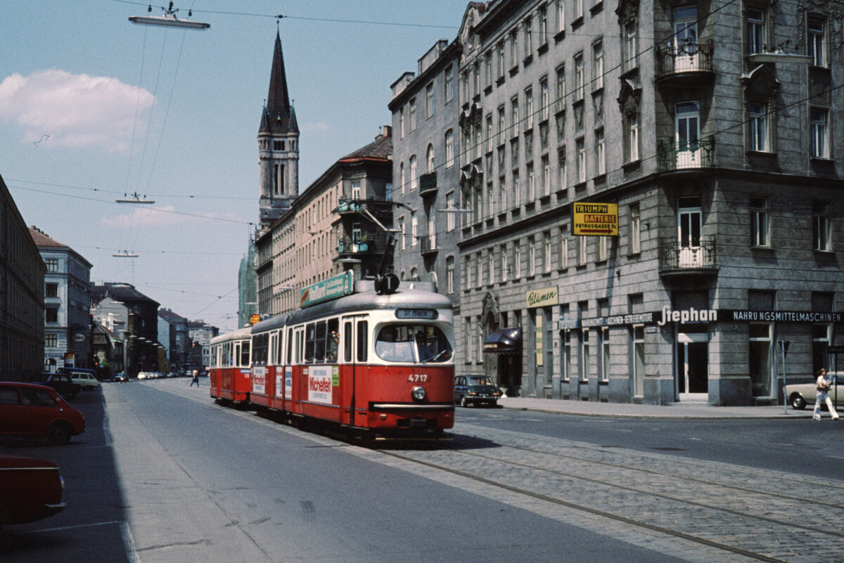 Wien Wiener Stadtwerke-Verkehrsbetriebe (WVB) SL T (E1 4717 (SGP 1969)) III, Landstraße, Landstraßer Hauptstraße / Petrusgasse im Juli 1977. - Scan eines Diapositivs. Kamera: Leica CL.