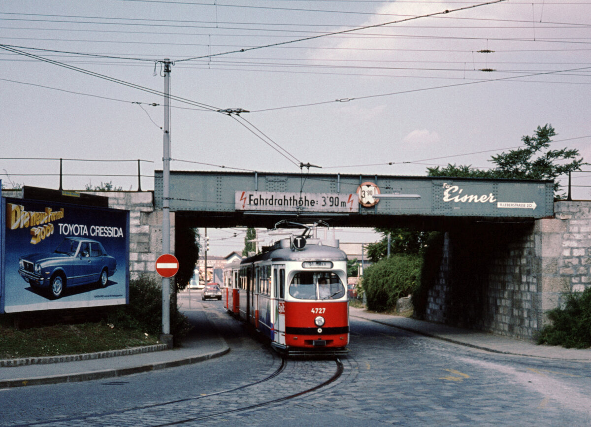 Wien Wiener Stadtwerke-Verkehrsbetriebe (WVB) SL T (E1 4727 (SGP 1969)) III, Landstraße, Grasbergergasse / Leberstraße im Juli 1977. - Scan eines Diapositivs. Kamera: Leica CL.