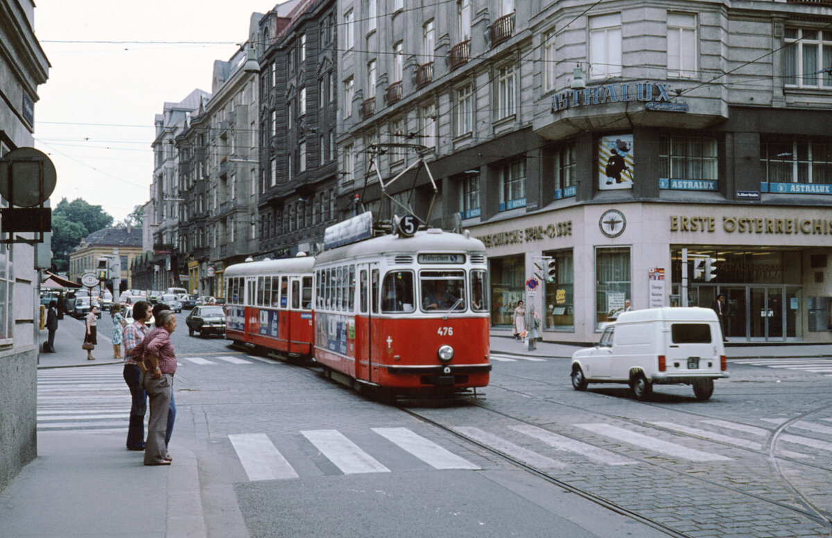 Wien Wiener Stadtwerke-Verkehrsbetriebe (WVB) SL 5 (L3 476 (Lohnerwerke 1958; Umbau aus L2 2586)) IX, Alsergrund, Alser Straße / Spitalgasse im Juli 1977. - Scan eines Diapositivs. Kamera: Leica CL.