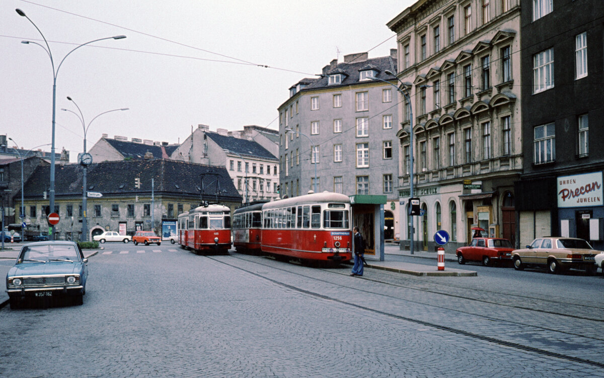 Wien Wiener Stadtwerke-Verkehrsbetriebe (WVB) SL 5 (L3 469 / c3 1256 (Lohnerwerke 1958 bzw. 1961)) II, Leopoldstadt, Nordwestbahnstraße / Taborstraße im Juli 1977. - Scan eines Diapositivs. Kamera: Leica CL.