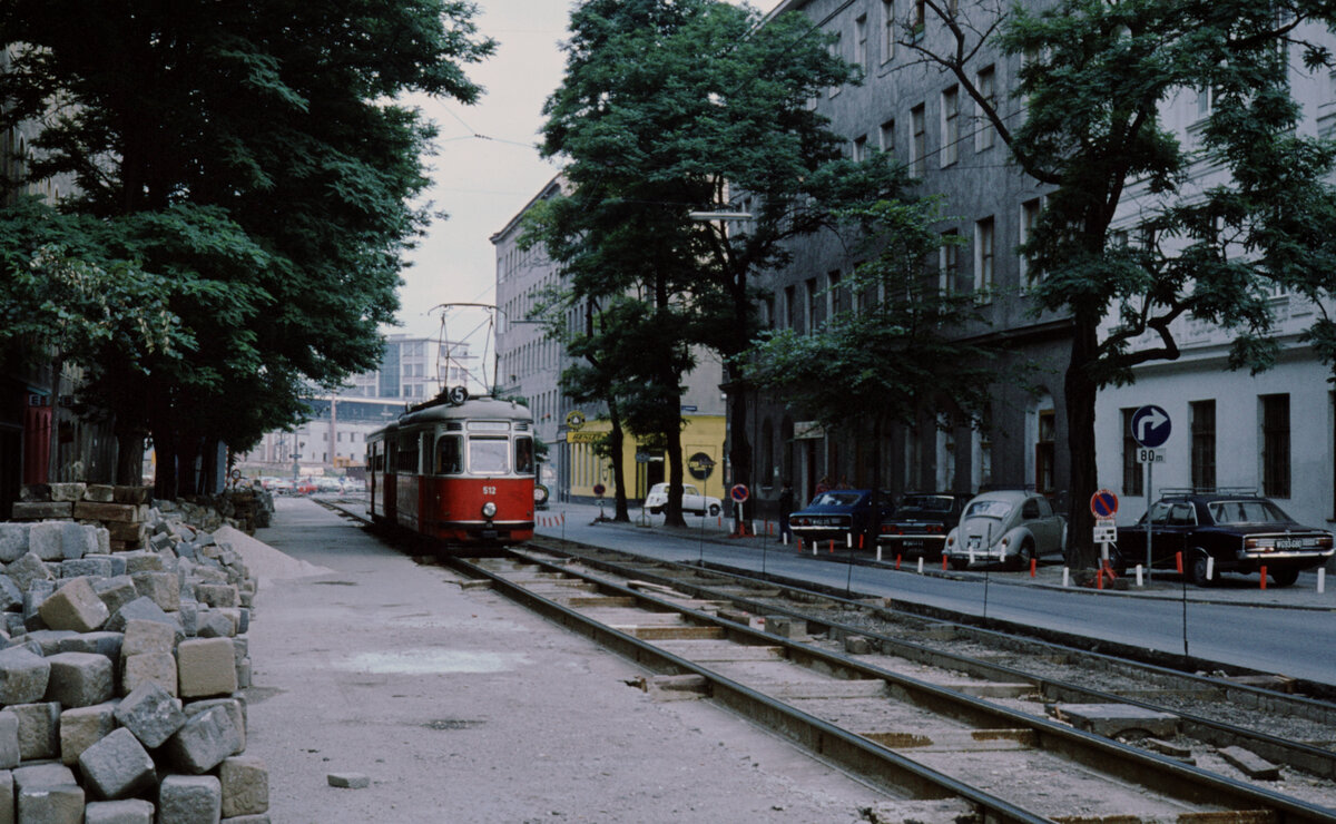 Wien Wiener Stadtwerke-Verkehrsbetriebe (WVB) SL 5 (L(4) 512 (SGP 1960)) II, Leopoldstadt, Am Tabor im Juli 1977. - Scan eines Diapositivs. Kamera: Leica CL.