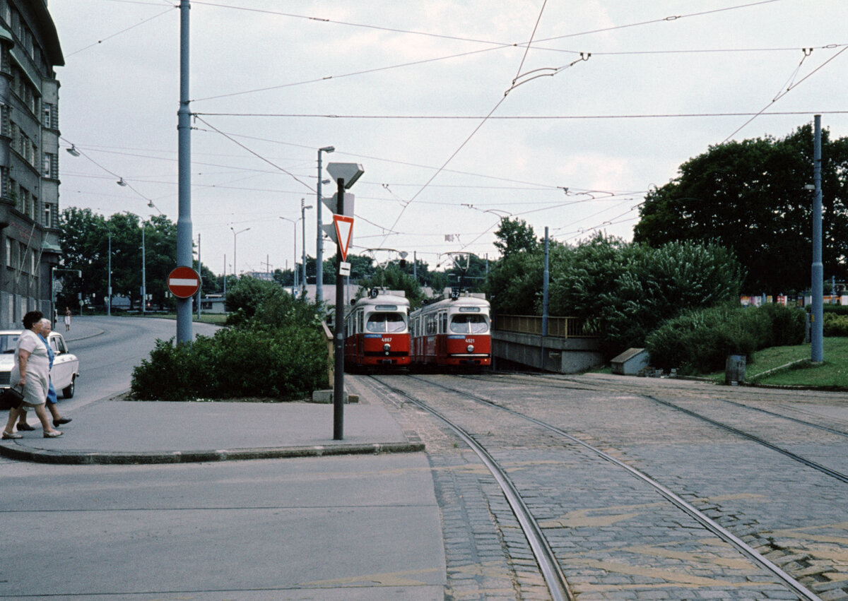 Wien Wiener Stadtwerke-Verkehrsbetriebe (WVB) SL 6 (E1 4867 (SGP 1976) / SL 62 (E1 4521 (Lohnerwerke 1973)) V, Margareten, Margaretengürtel / Flurschützstraße im Juli 1977. - Scan eines Diapositivs. Kamera: Leica CL. 