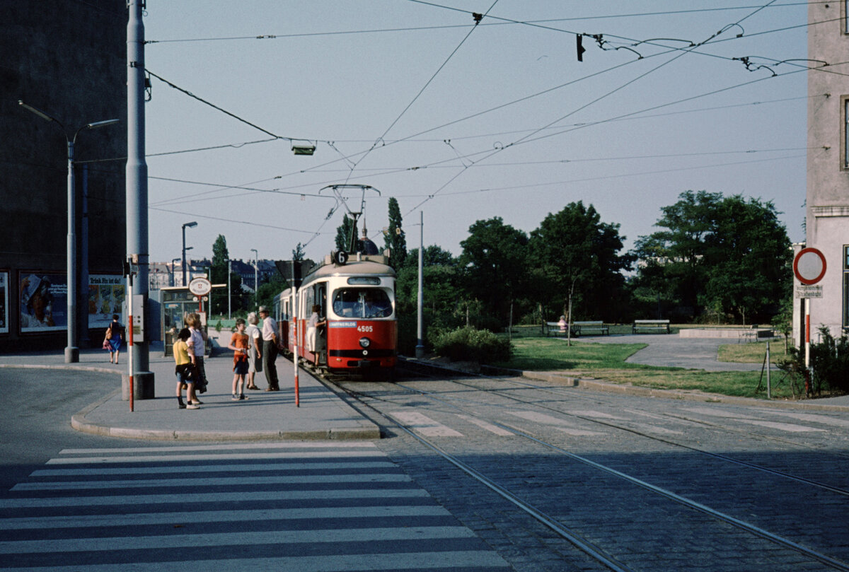 Wien Wiener Stadtwerke-Verkehrsbetriebe (WVB) SL 6 (E1 4505 (Lohnerwerke 1972)) an der Haltestelle Quellenstraße / Knöllgasse im Juli 1977. - Scan eines Diapositivs. Kamera: Leica CL.