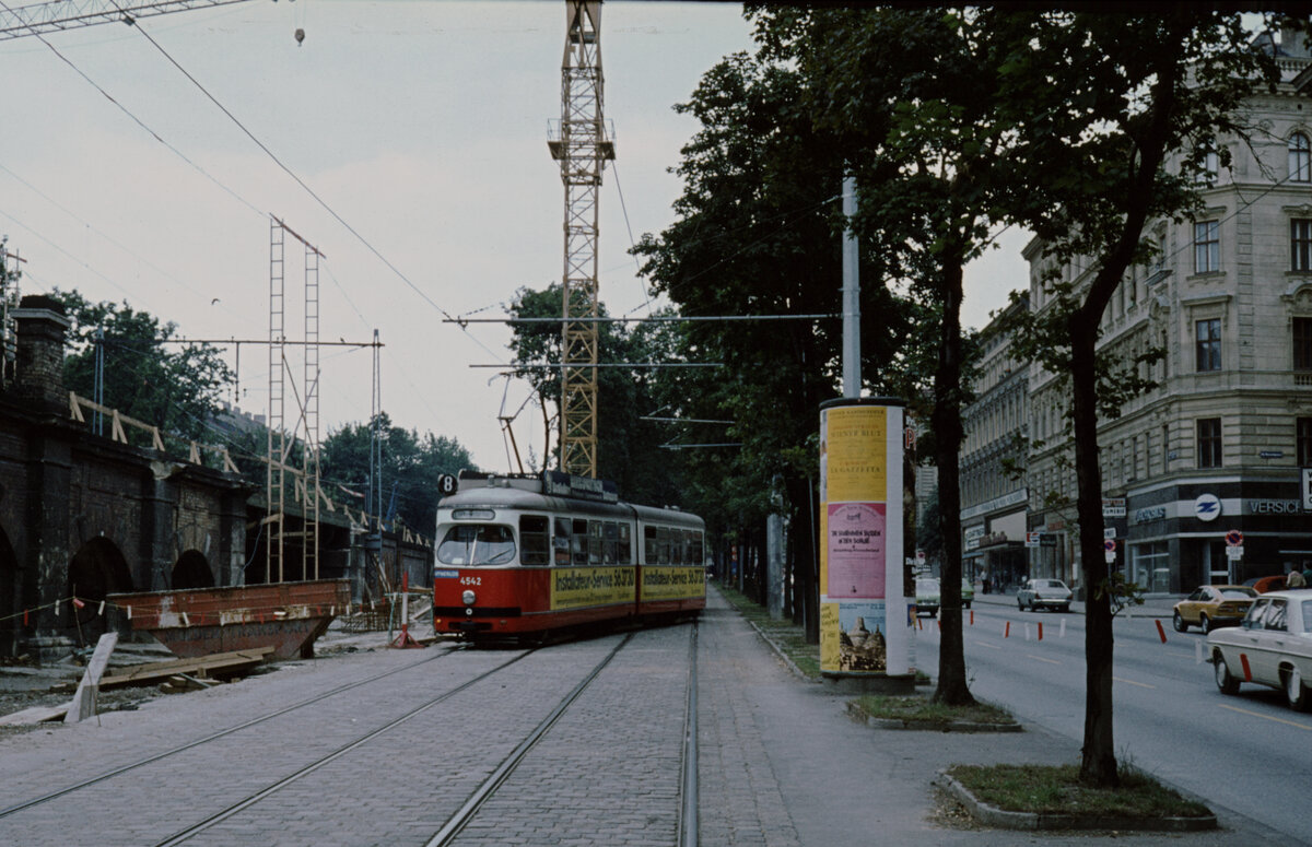 Wien Wiener Stadtwerke-Verkehrsbetriebe (WVB) SL 8 (E1 4542 (Bombardier-Rotax 1975))  XVI, Ottakring, Lerchenfelder Gürtel / Menzelgasse im Juli 1977. - Scan eines Diapositivs. Kamera: Leica CL.