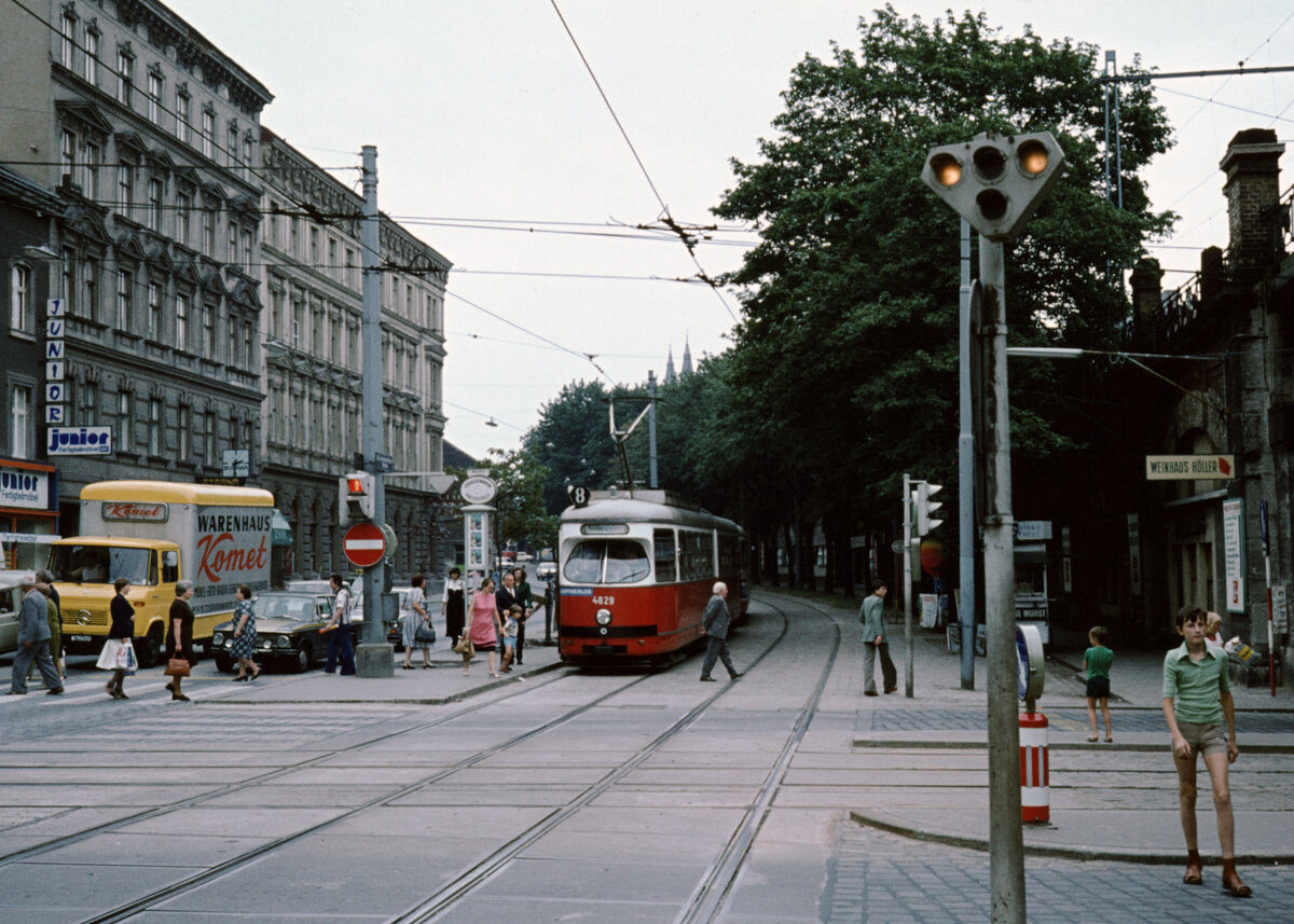 Wien Wiener Stadtwerke-Verkehrsbetriebe (WVB) SL 8 (E1 4829 (SGP 1974)) XVI, Ottakring / VIII, Josefstadt, Lerchenfelder Gürtel / Thaliastraße im Juli 1977. - Scan eines Diapositivs. Kamera: Leica CL.