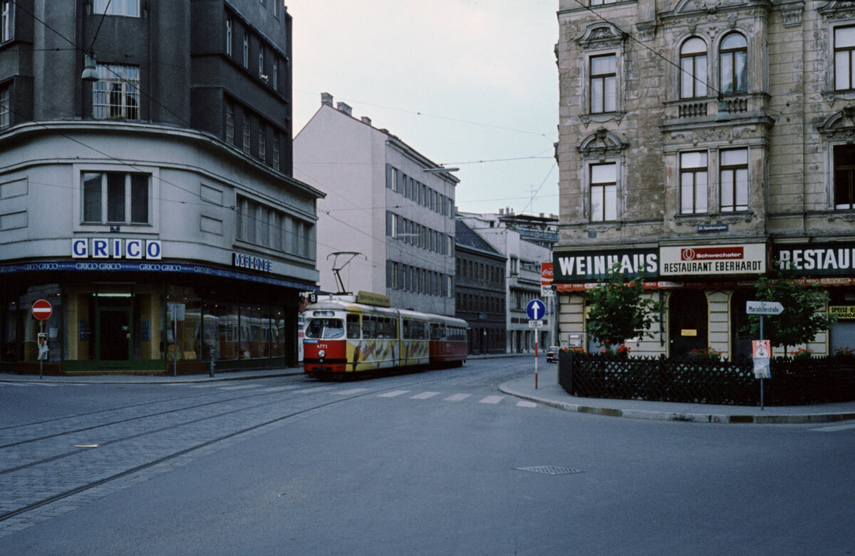 Wien Wiener Stadtwerke-Verkehrsbetriebe (WVB) SL 8 (E1 4771 (SGP 1972)) XV, Rudolfsheim-Fünfhaus, Sechshaus, Ullmannstraße / Sparkassaplatz im Juli 1977. - Scan eines Diapositivs. Kamera: Leica CL.
