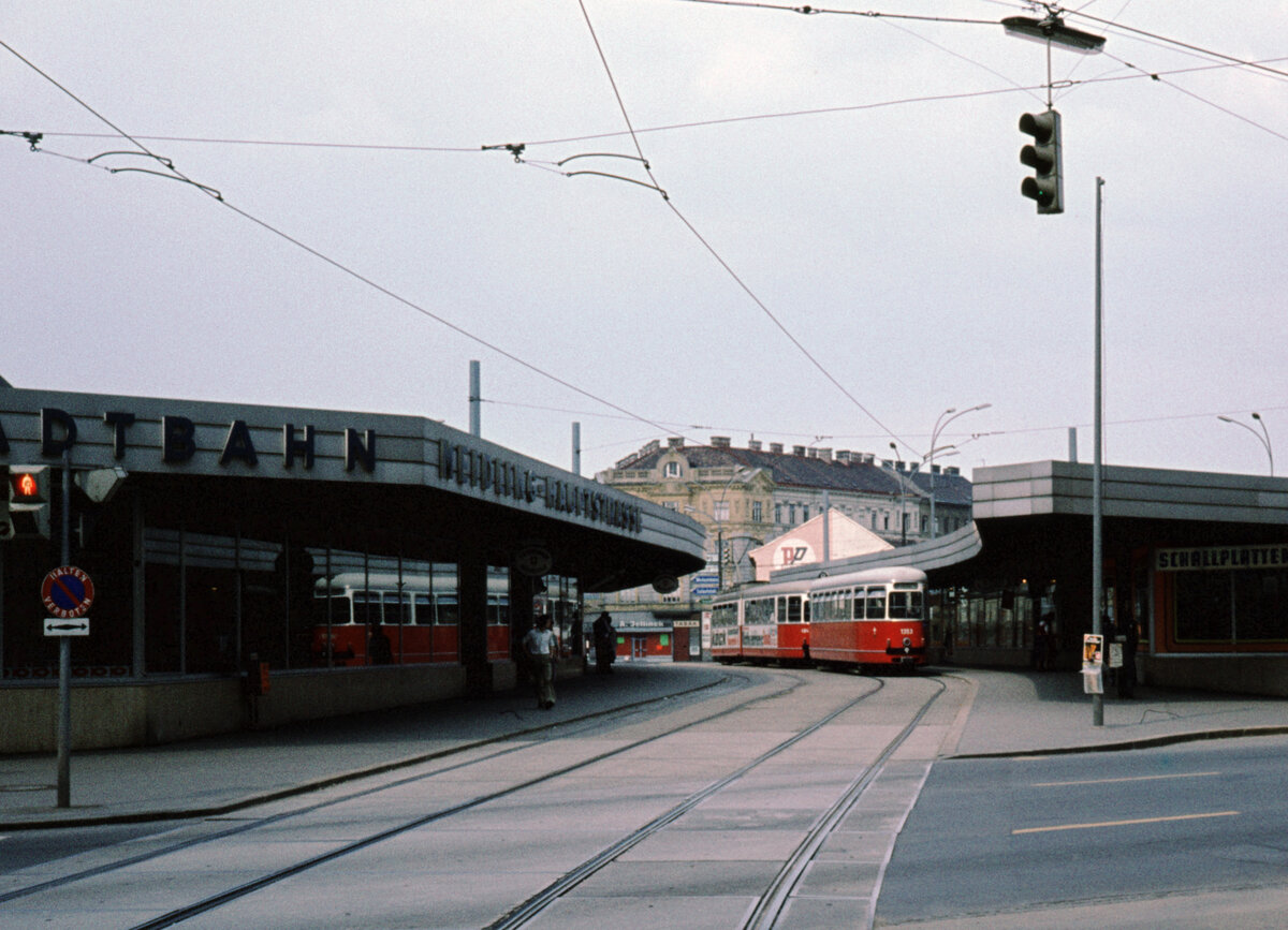 Wien Wiener Stadtwerke-Verkehrsbetriebe (WVB) SL 8 (c4 1353 (Bombardier-Rotax 1976)) Stadtbahn Meidlinger Hauptstraße im Juli 1977. - Scan eines Diapositivs. Kamera: Leica CL