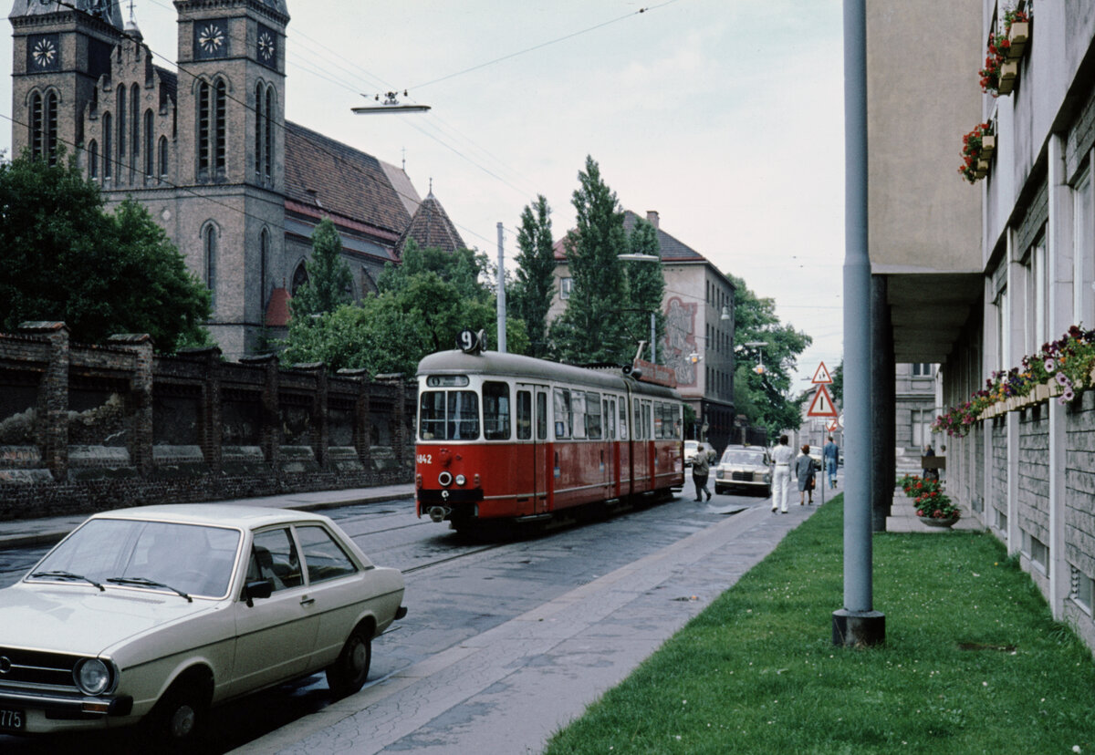 Wien Wiener Stadtwerke-Verkehrsbetriebe (WVB) SL 9 (E1 4842 (SGP 1975)) XVIII, Währing, Vinzenzgasse im Juli 1977. - Scan eines Diapositivs. Kamera: Leica CL.