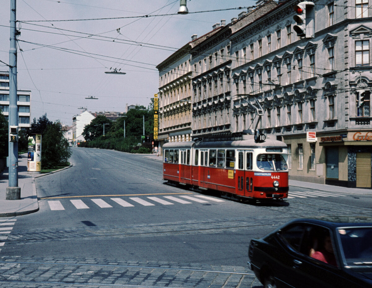 Wien Wiener Stadtwerke-Verkehrsbetriebe (WVB) SL 10 (E 4442 (Lohnerwerke 1964)) XVI, Ottakring, Sandleitengasse / Ottakringer Straße im Juli 1977. - Scan eines Diapositivs. Kamera: Leica CL.