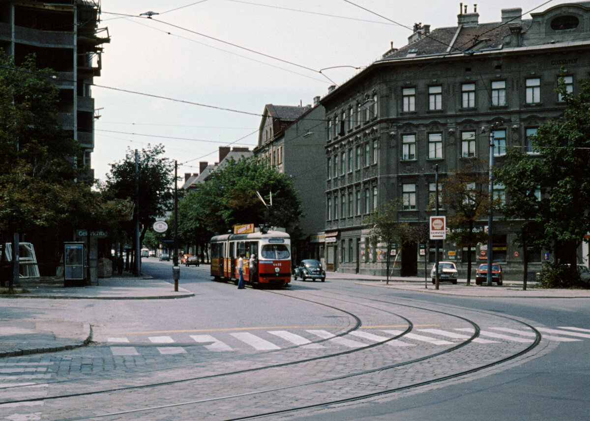 Wien Wiener Stadtwerke-Verkehrsbetriebe (WVB) SL 10 (E 4435 (Lohnerwerke 1963)) XVI, Ottakring, Gutraterplatz im Juli 1977. - Scan eines Diapositivs. Kamera: Leica CL.
