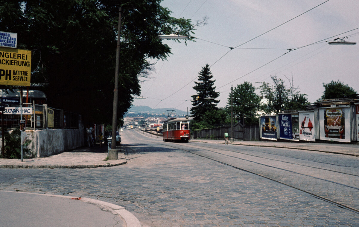 Wien Wiener Stadtwerke-Verkehrsbetriebe (WVB) SL 10 (E 4437 (Lohnerwerke 1963)) XVI, Ottakring, Huttengasse im Juli 1977. - Scan eines Diapositivs. Kamera: Leica CL.