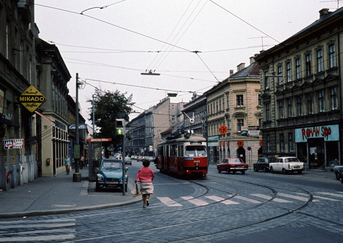 Wien Wiener Stadtwerke-Verkehrsbetriebe (WVB) SL 10 (E 4443 (Lohnerwerke 1964)) XIV, Penzing, Linzer Straße / Reinlgasse im Juli 1977. - Scan eines Diapositivs. Kamera: Leica CL.